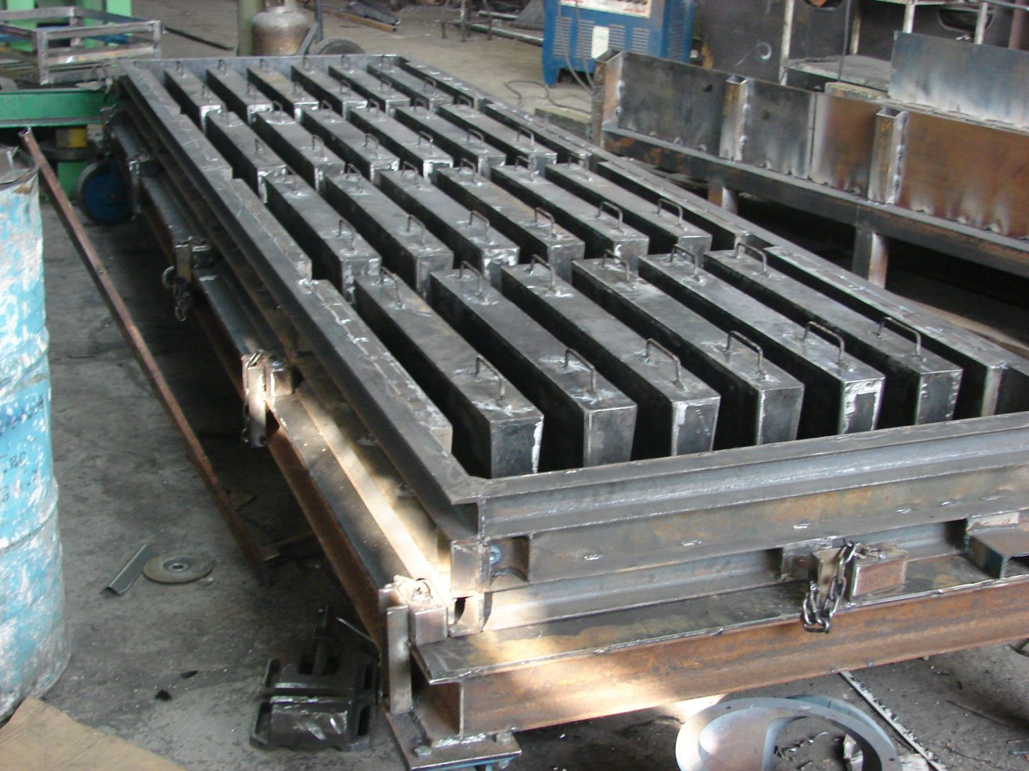 Mold of the Bottom Mast of Tunnels